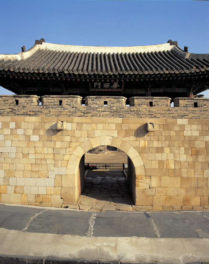 화서문 정면 옹성
