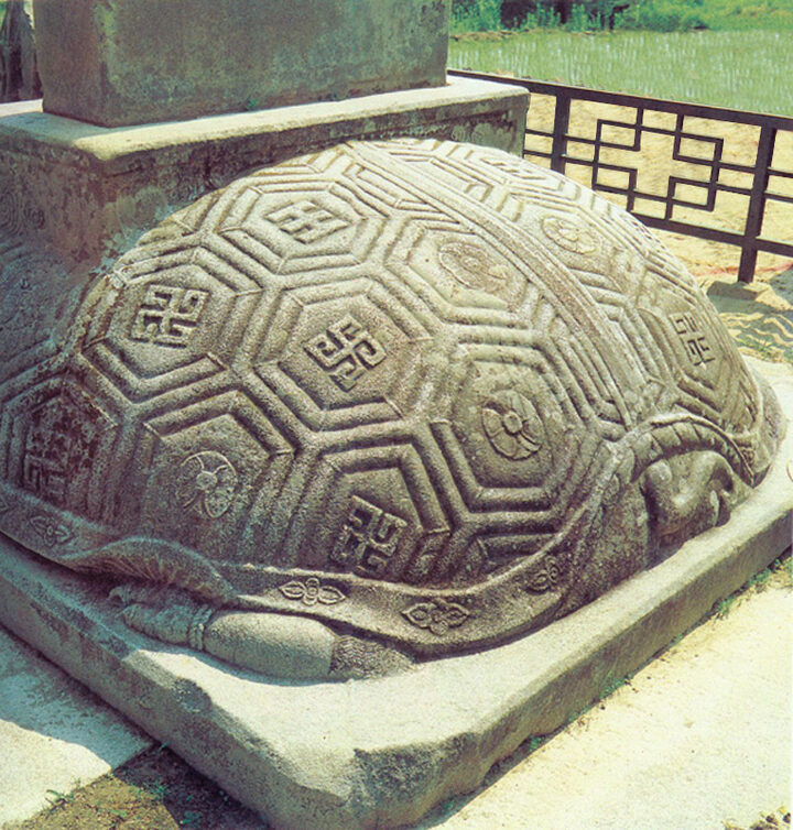 귀부(뒤쪽)