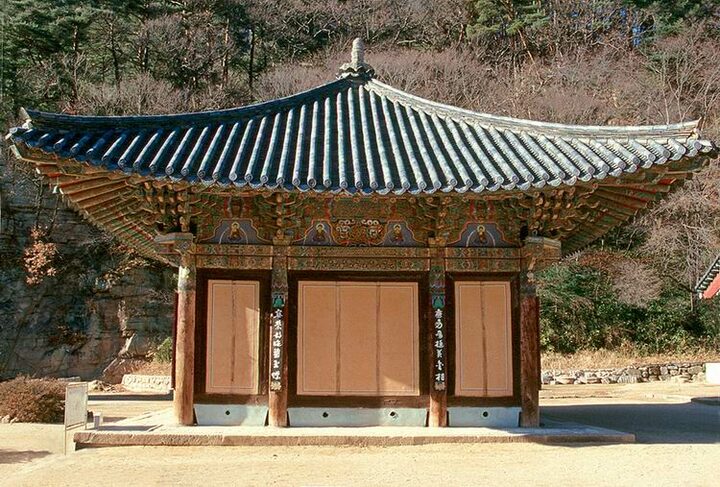 보은 법주사 원통보전(측면)