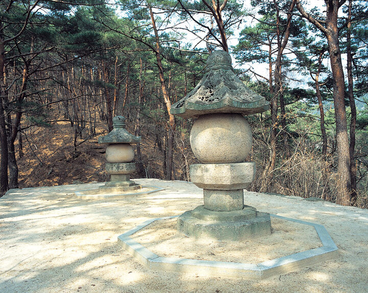 보은 법주사 복천암 수암화상탑 전경(뒤쪽은 학조화상탑)