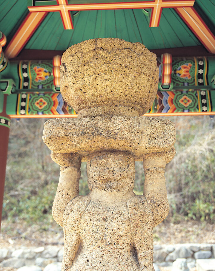 머리에 향로를 이고 있는 보살상 상반신