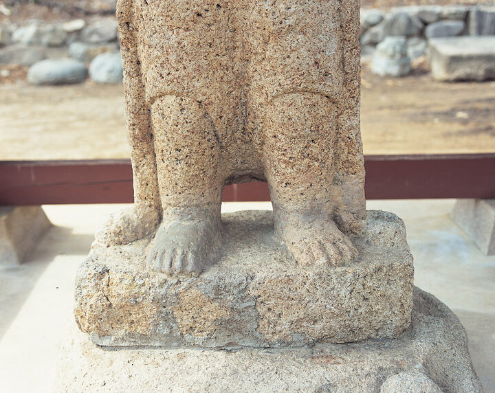 보살상의 두 발 모습