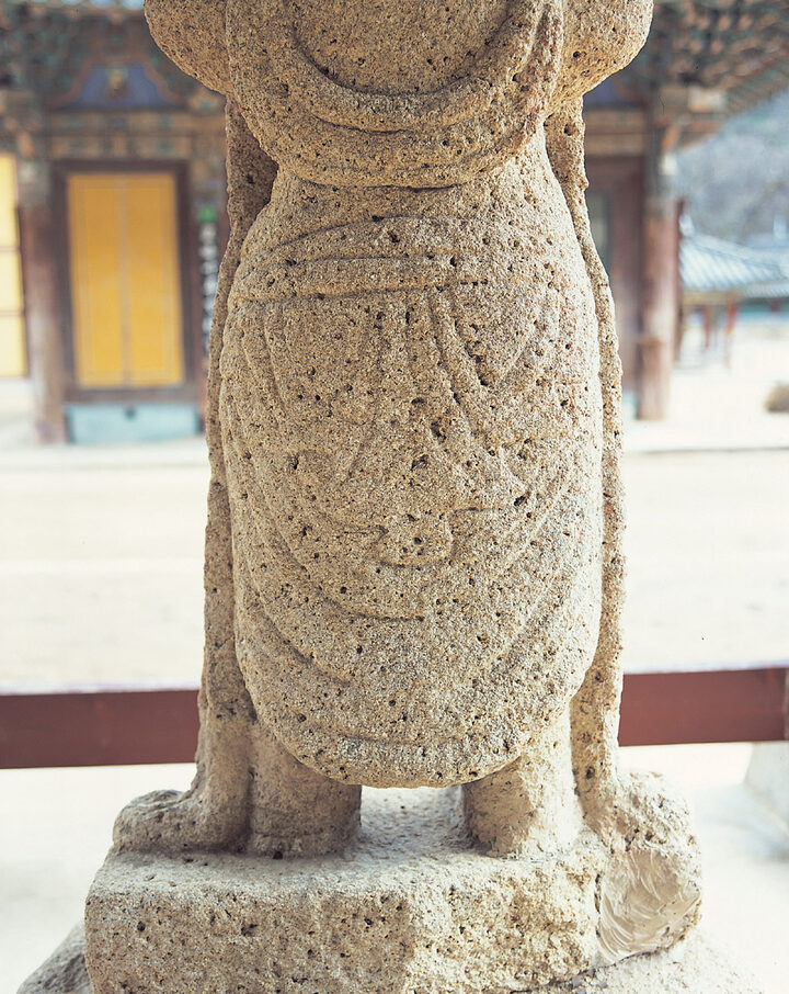 보살상 배면 옷주름