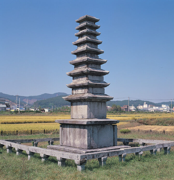 가을에 바라본 정산 서정리구층석탑