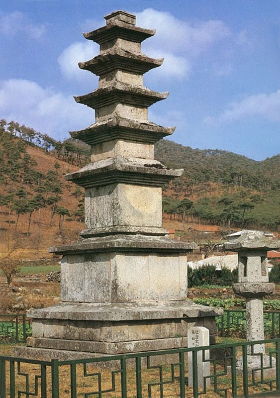 성주사지오층석탑 측면 사진