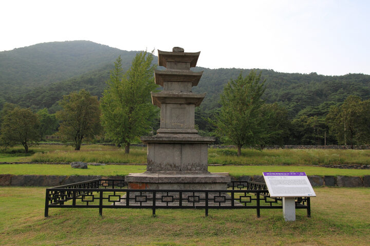 멀리서 바라본 보령 성주사지 중앙 삼층석탑 정면 사진