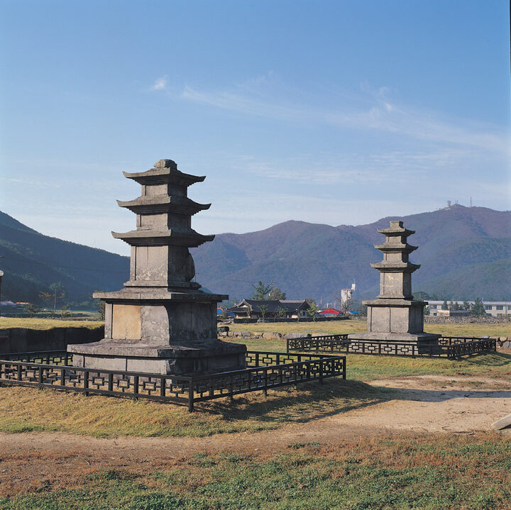 멀리서 바라본 보령 성주사지 중앙 삼층석탑