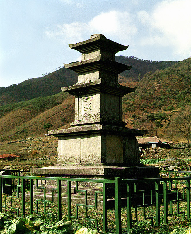 성주사지중앙삼층석탑 측면 사진