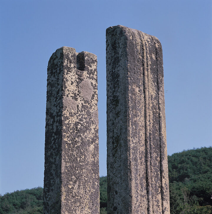 당간지주 정상부 안쪽 면의 간구와 바깥쪽의 종선