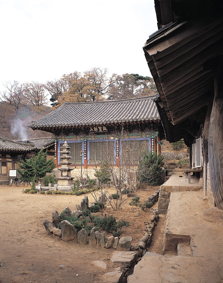 개심사 대웅전 전경