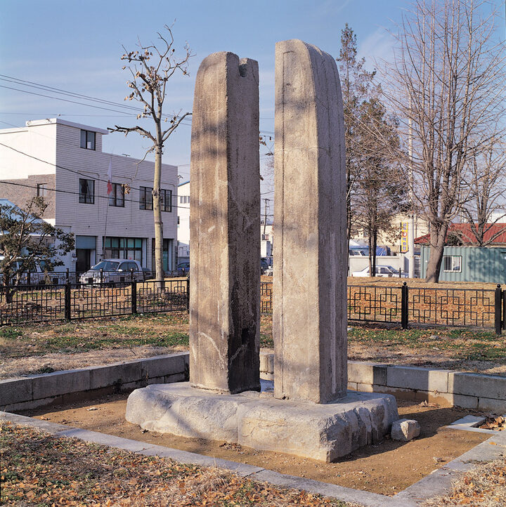 당간지주 측면의 조식과 기단부