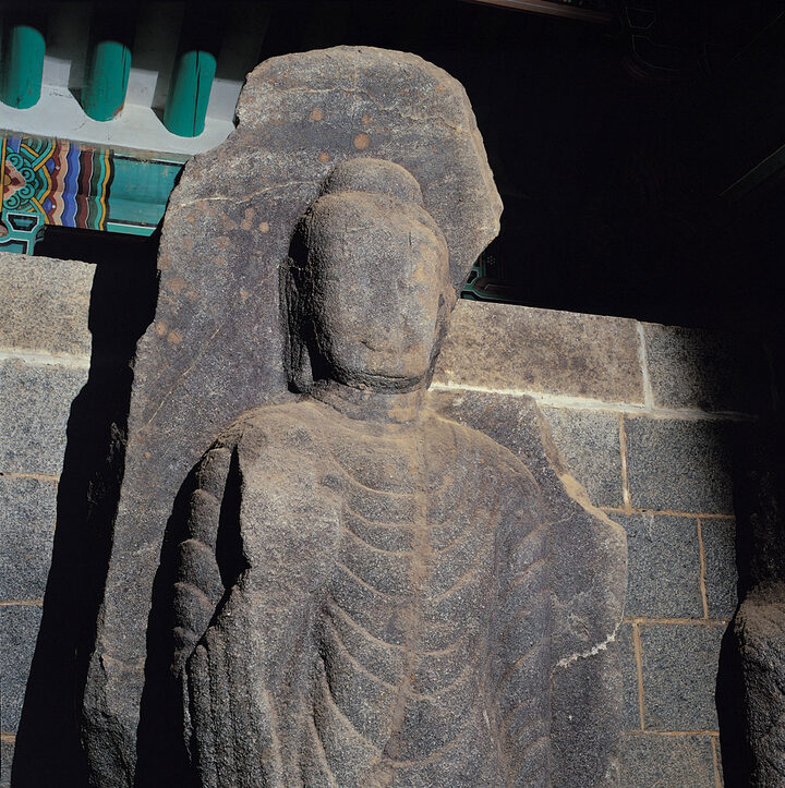 삼존불입상 중 본존불상 상반신