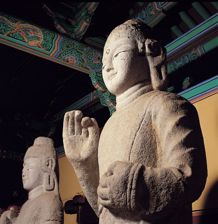 삼존석불 중 본존불상과 우협시보살상(향좌) 상반신 좌측면 향