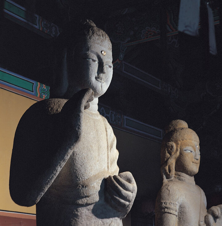 삼존석불 중 본존불상과 좌협시보살상(향우) 상반신 우측면 향
