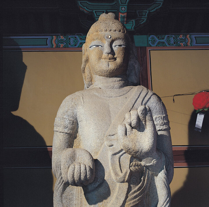 삼존석불 중 좌협시보살상 상반신
