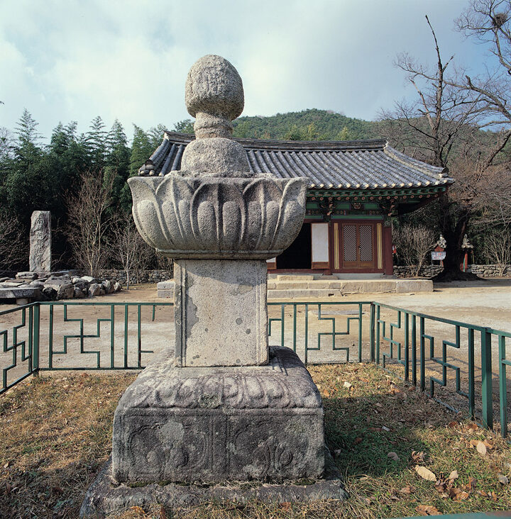 김제 금산사 노주 정면 사진