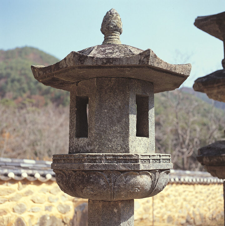 석등 앙련석과 화사석 및 옥개석