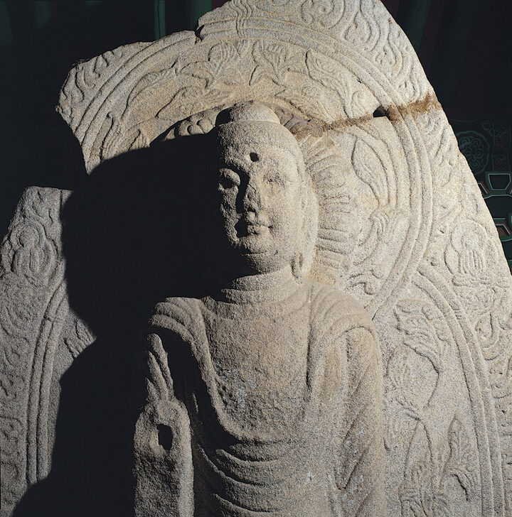석불입상 상반신 및 머리광배