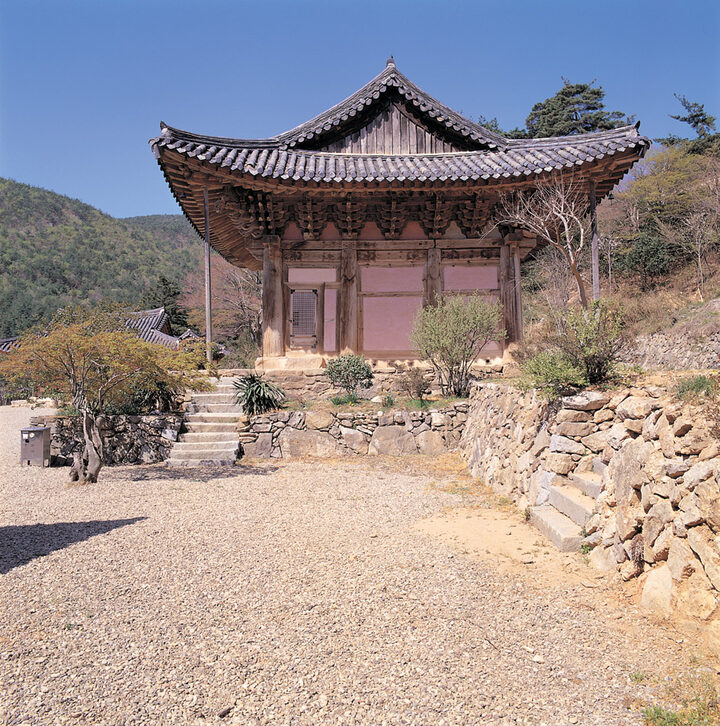 개암사 대웅전 동측면