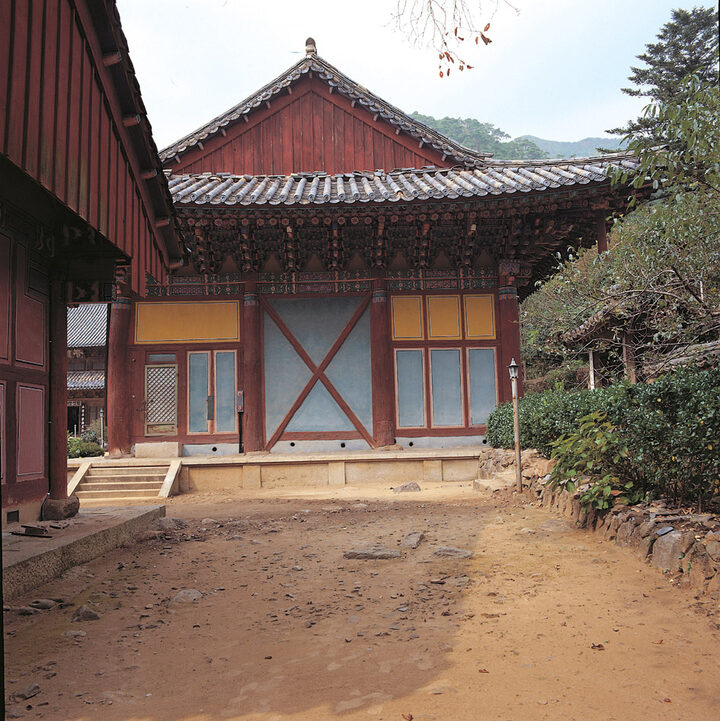 구례 화엄사 대웅전 측면