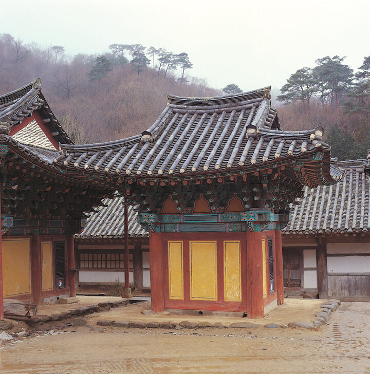 순천 송광사 약사전 배면