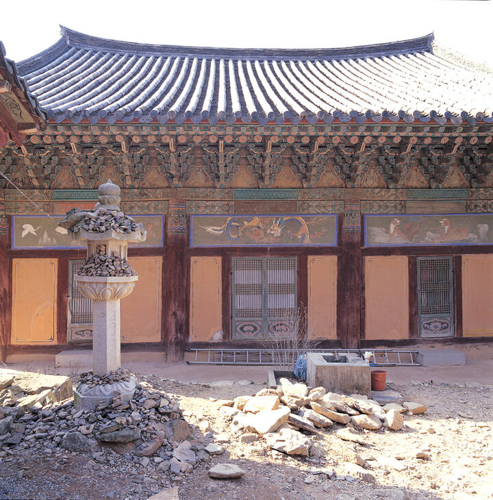 흥국사 대웅전 배면