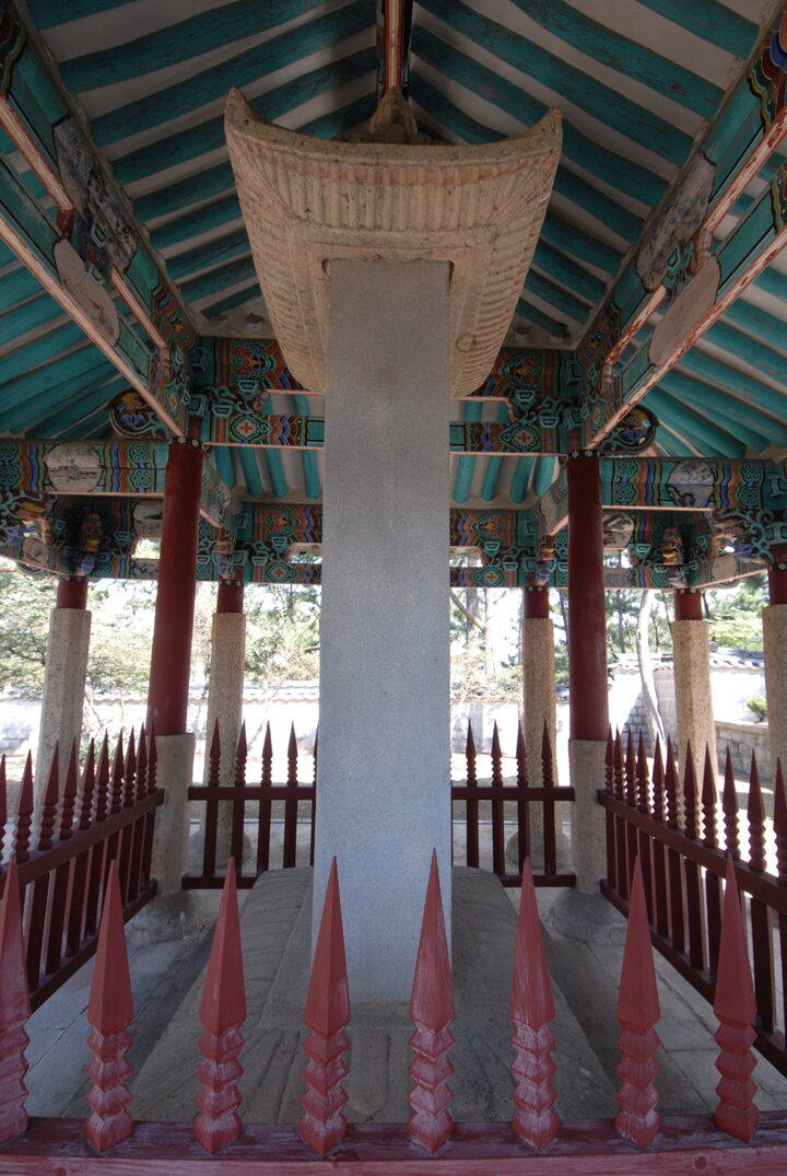 명량대첩비 측면