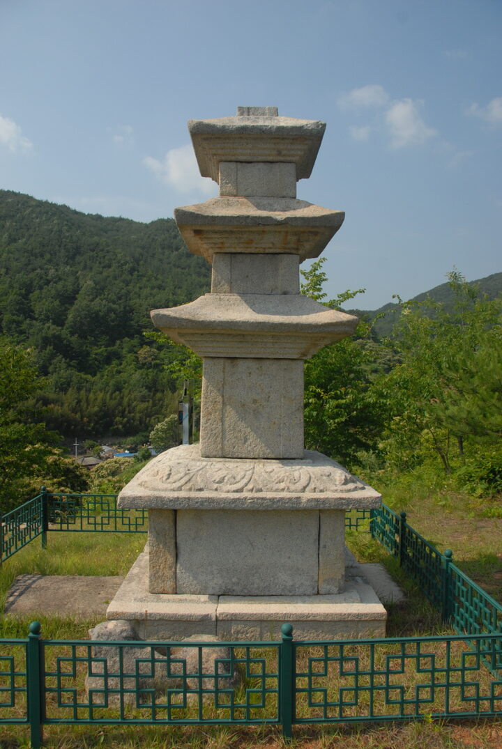 구례논곡리삼층석탑 측면