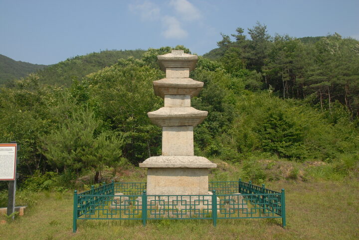 구례논곡리삼층석탑 전경