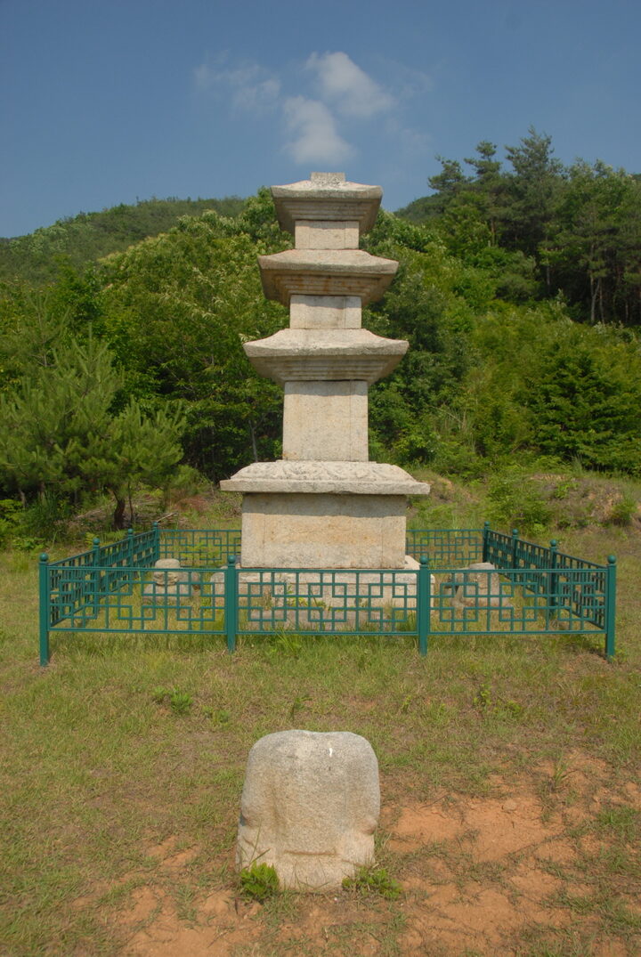 구례논곡리삼층석탑과 비석