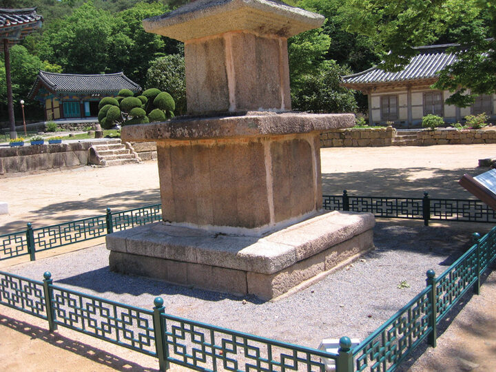 오층석탑의 기단부와 탑신부