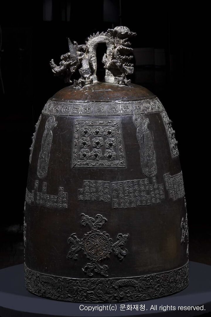 사인비구 제작 동종 - 문경 김룡사 동종(思印比丘製作 銅鍾-聞慶 金龍寺 銅鍾) 측면 사진