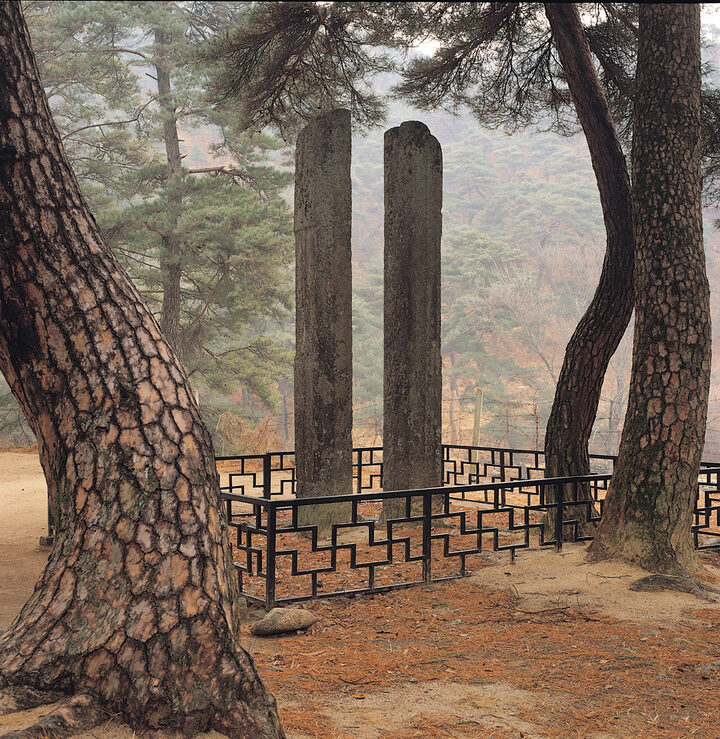 당간지주 바깥면의 굴곡 및 융기선 장식