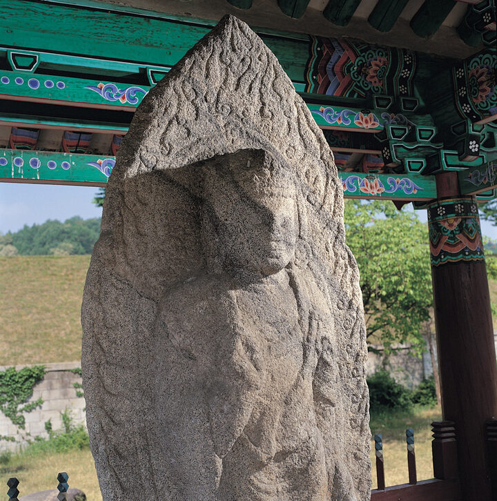 석불입상 상반신 및 광배(우측향)