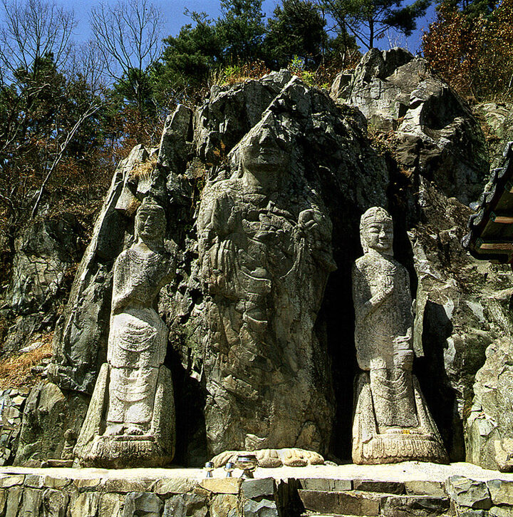 경주 서악동 마애여래삼존입상