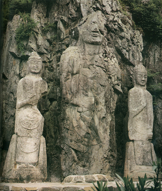 경주 서악동 마애여래삼존입상