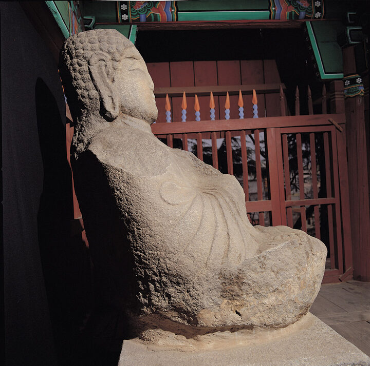 석조여래좌상 우측면 향