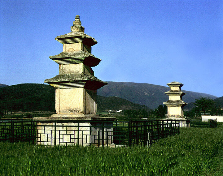 경주 천군동 동·서 삼층석탑