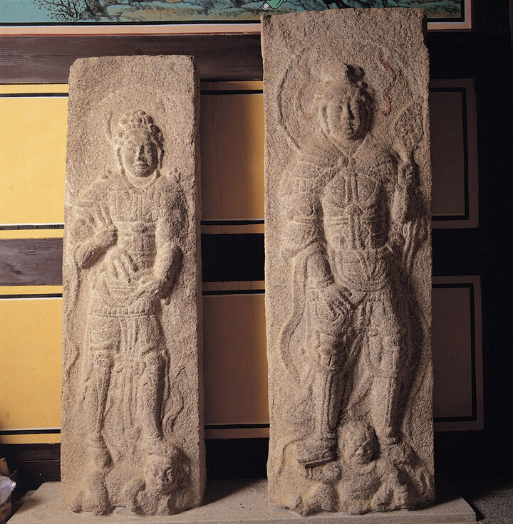 사천왕석주 중 남방 증장천왕상과 서방 광목천왕상