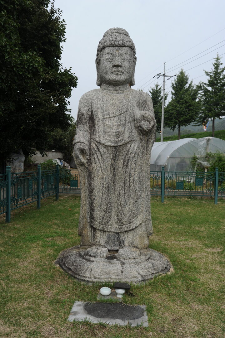 예천 동본리 석조여래입상
