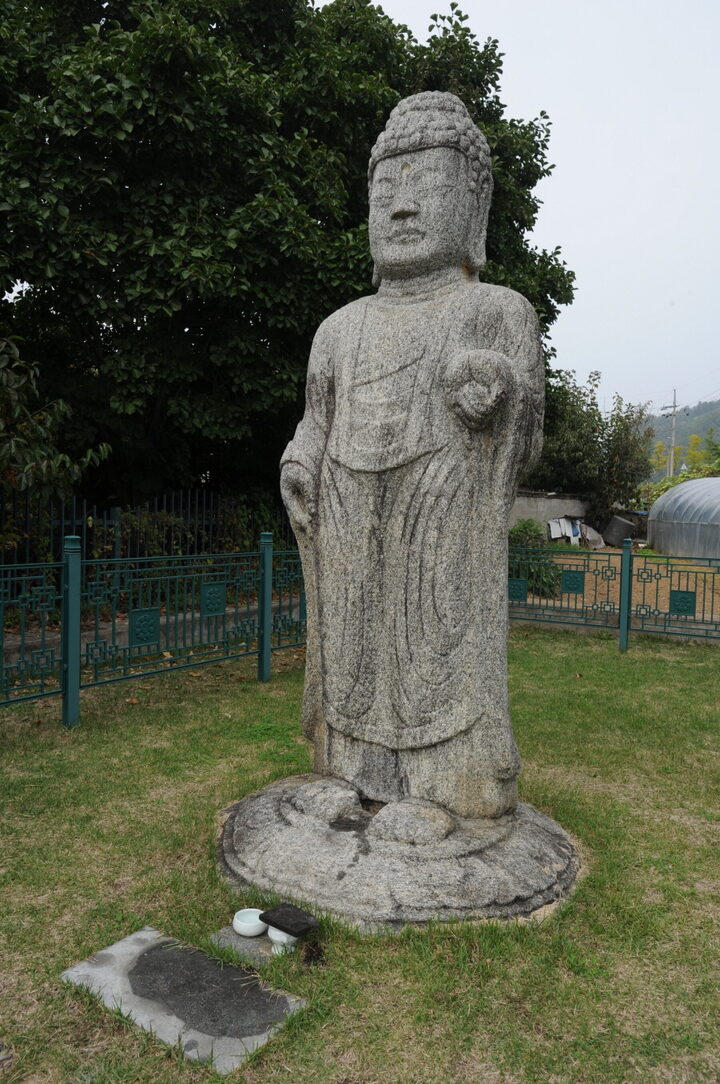 예천 동본리 석조여래입상