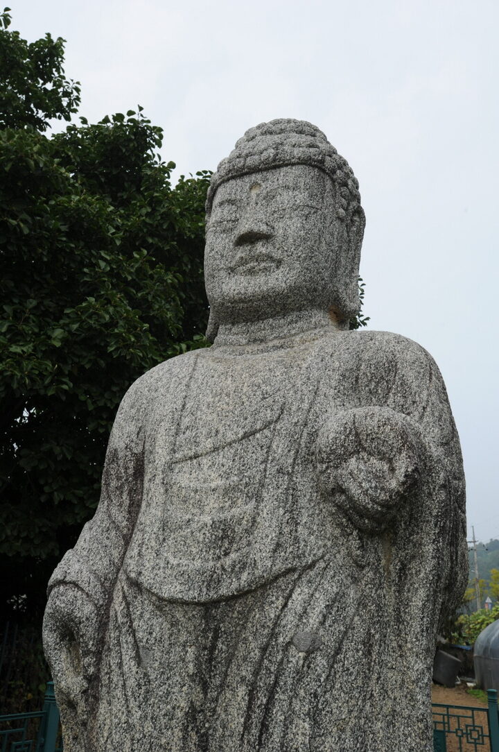 예천 동본리 석조여래입상