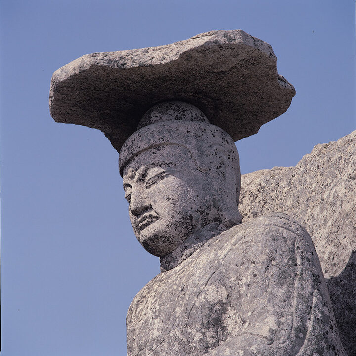 여래좌상의 근엄한 표정과 머리 위 판석