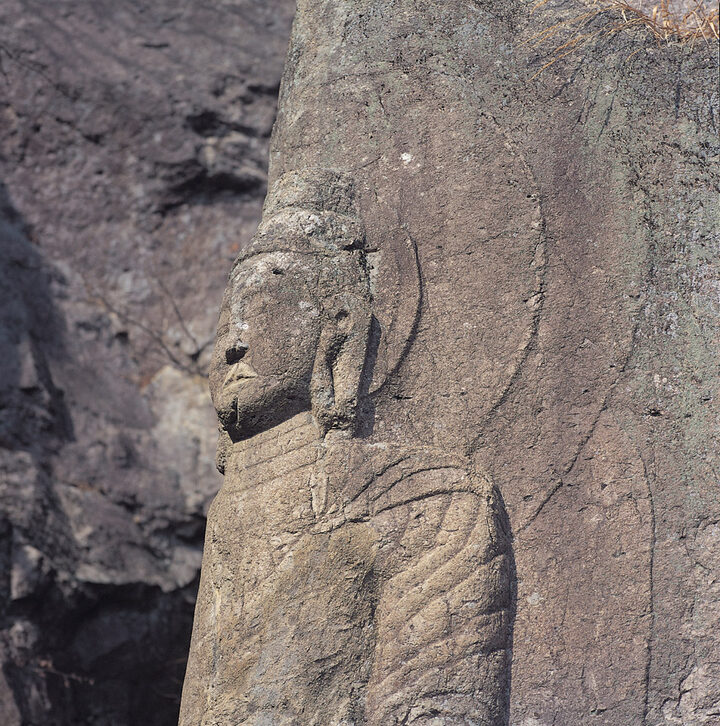 돌출되어 보이는 마애여래입상 상반신 (좌측면 향)