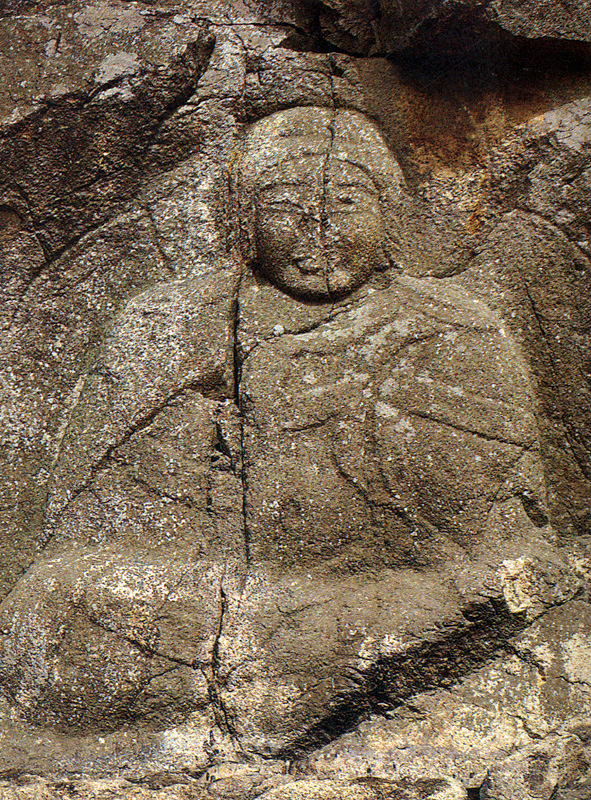삼존좌상 중 중앙의 본존상