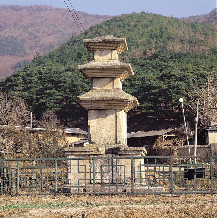 경주 용명리 삼층석탑