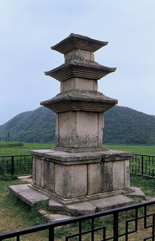 경주 용명리 삼층석탑