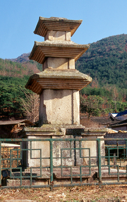 경주 용명리 삼층석탑
