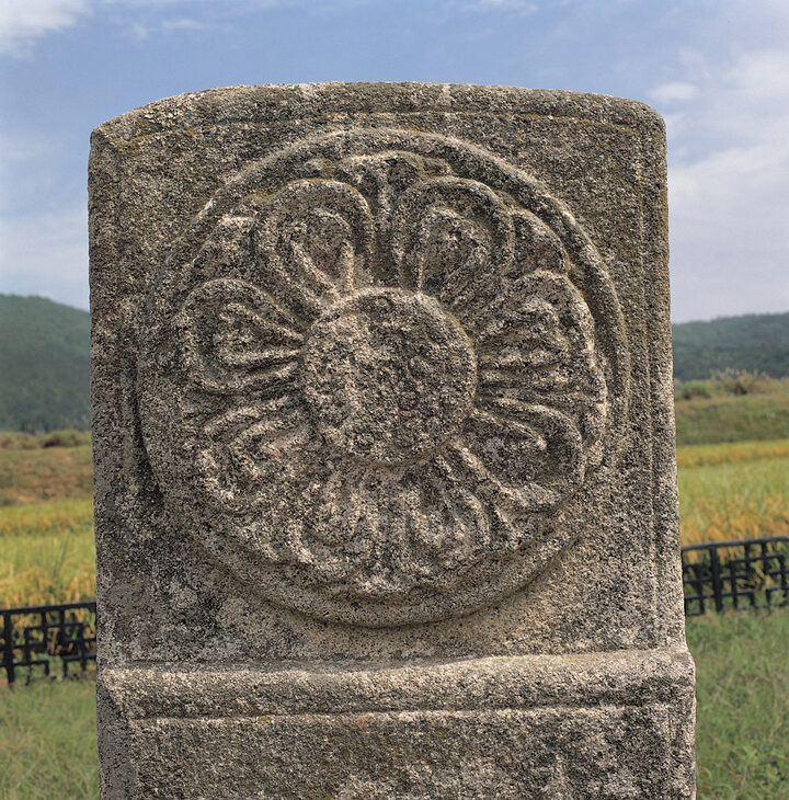 당간지주 상부 바깥면의 연화무늬