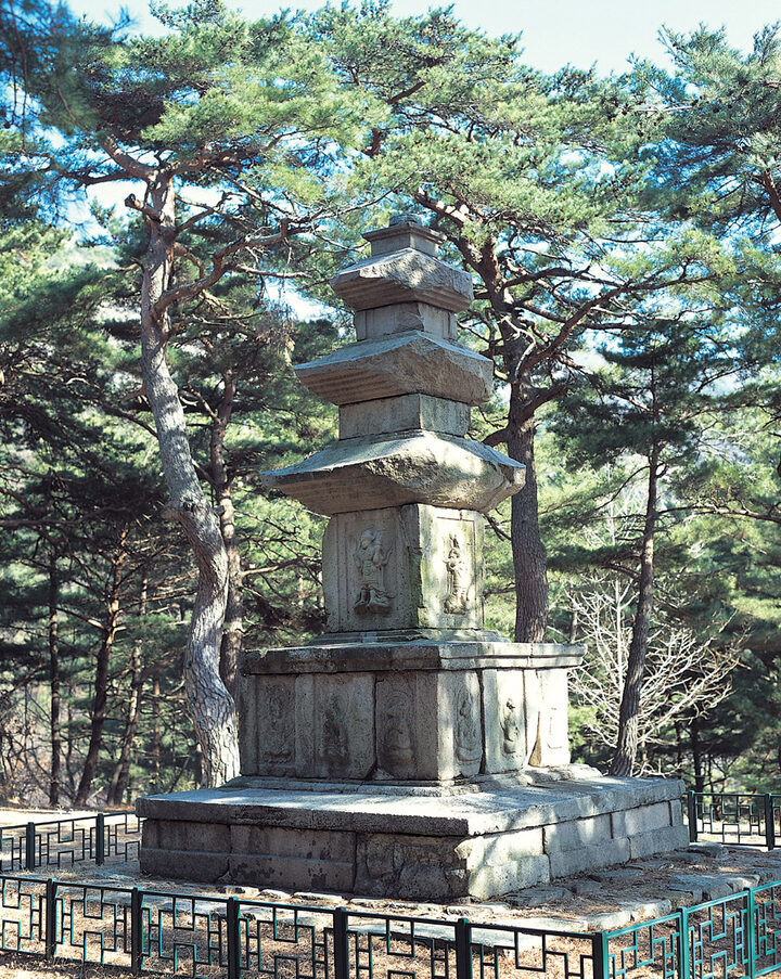 동 삼층석탑 전경